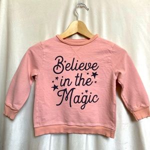 @theeverco boutique. 
Size 4-5Y. Pink Sweatshirt.